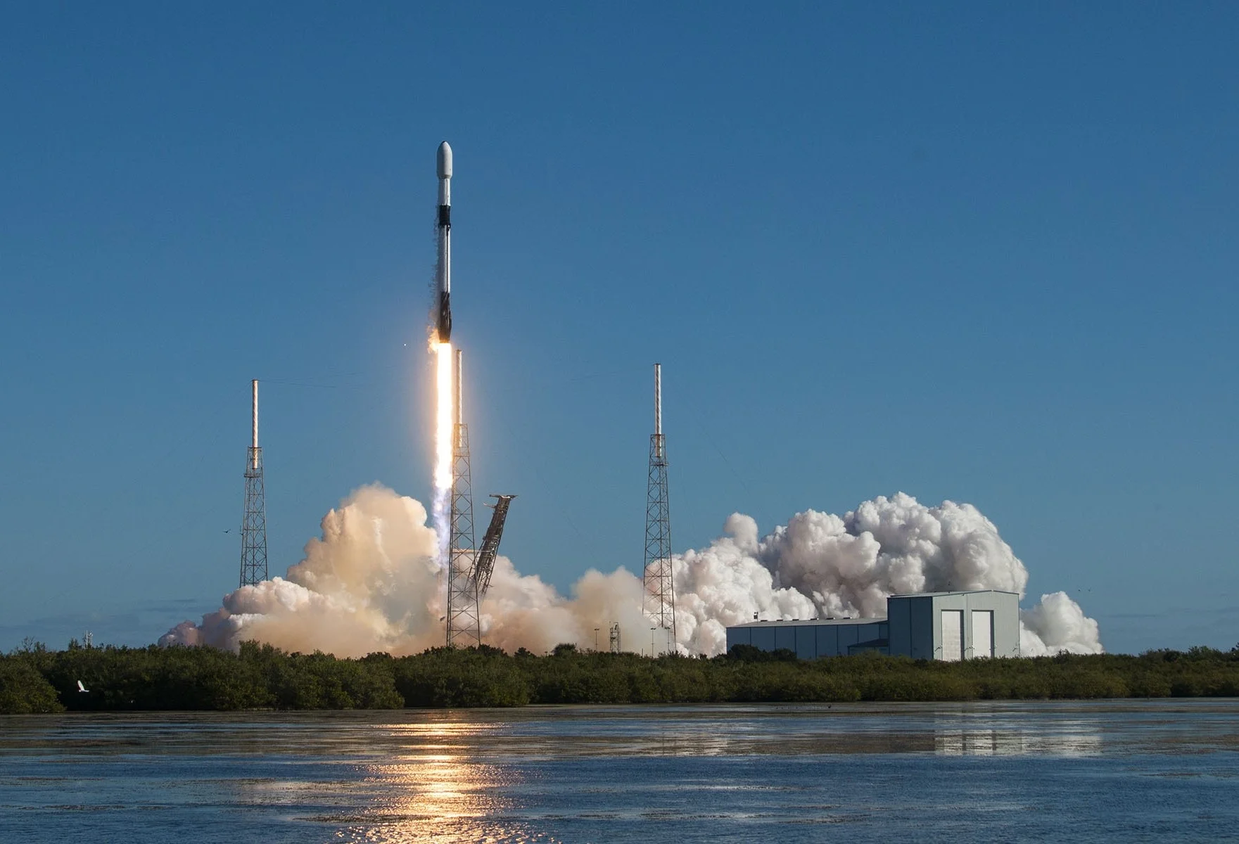Falcon 9がMRV-1を打ち上げ成功、衛星寿命延長ミッション